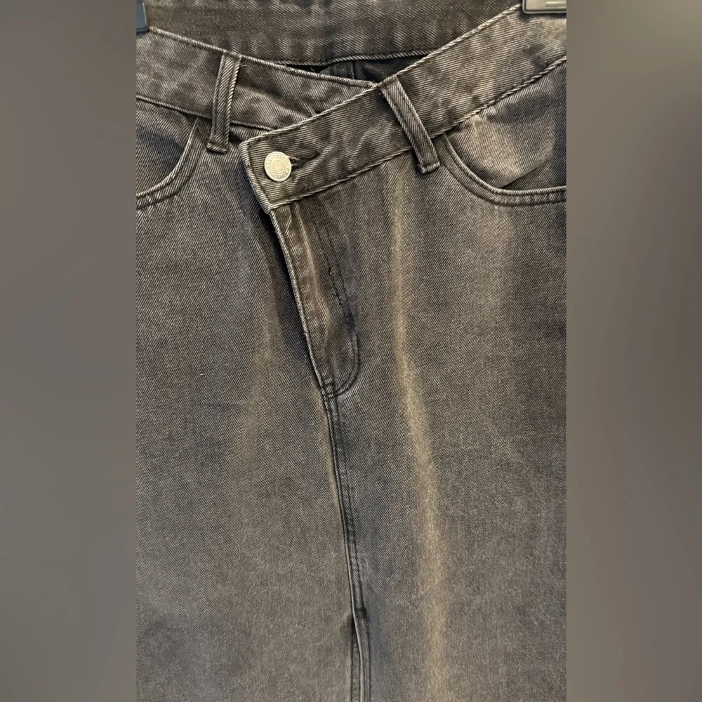 Women’s Gray Denim Midi Skirt – Raw Hem – High Waist – Trendy Street Style - Picture 3 of 9